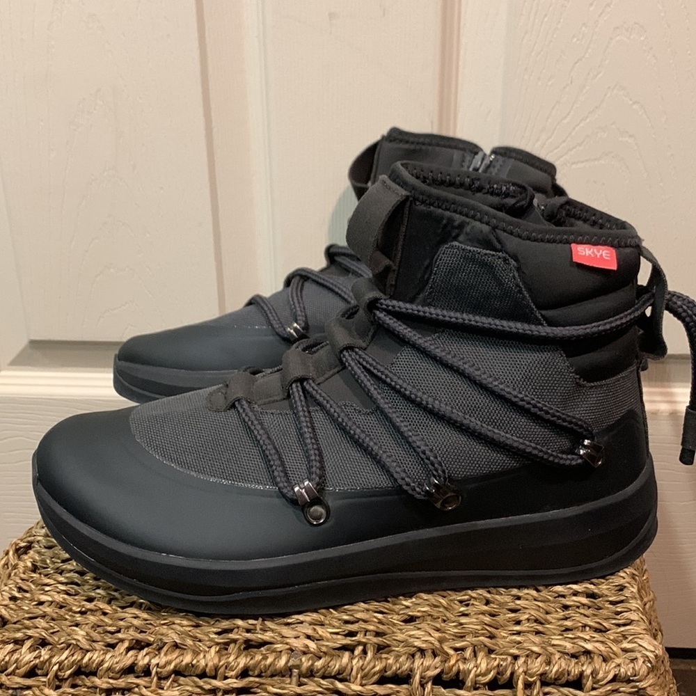 NWOB SKYE Footwear The Stnley Meteor Black Hybrid Sneakers Ankle Boots W10.5 M9
